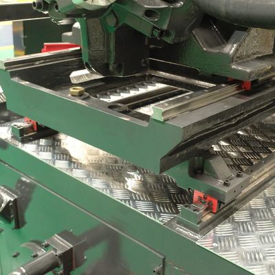 OUCO 800T High Precision High Output Injection Molding Machine For Outdoor Garbage Bins